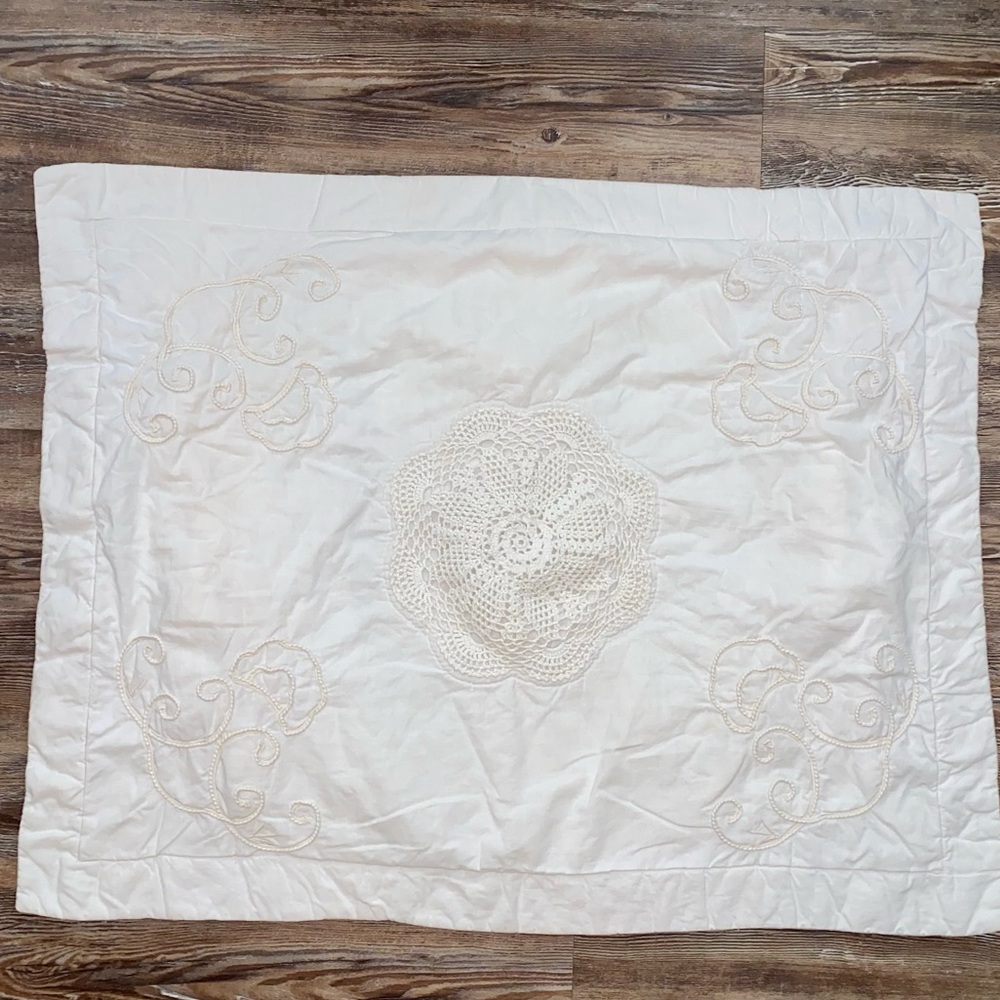 VINTAGE QVC IVORY CROCHET LACE APPLIQUÉ 100% COTTON PILLOW SHAM SHABBY CHIC